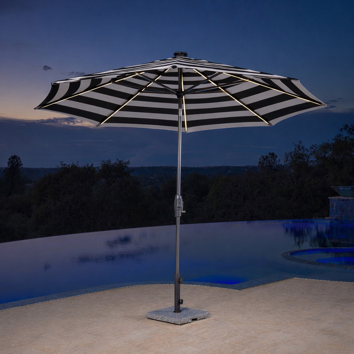 【店頭引き取り限定】新品　Sunvilla 10フィート ラウンド ソーラー LED マーケット アンブレラ/ベージュ Sunvilla 10' Round Solar LED Market Umbrella | Costco