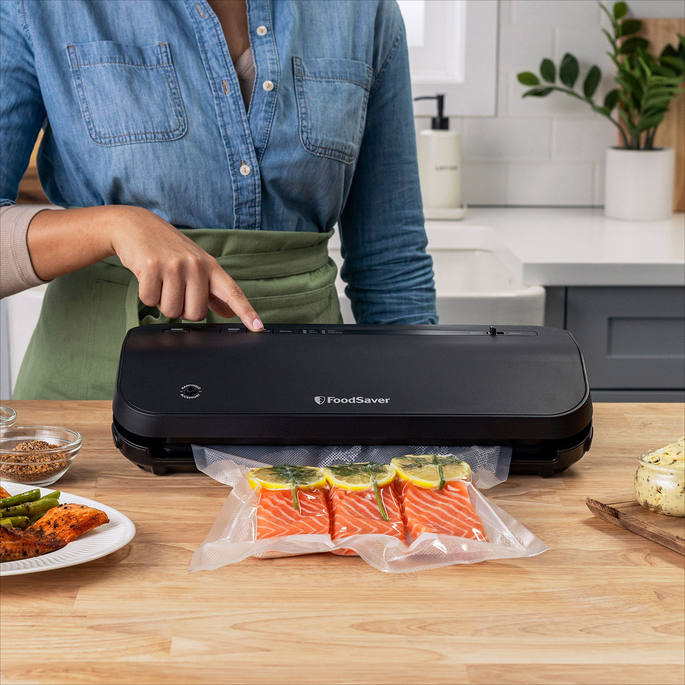 コストコ　フードセーバー FoodSaver Preserve Vacuum Sealer Appliance with Bags and Marinate