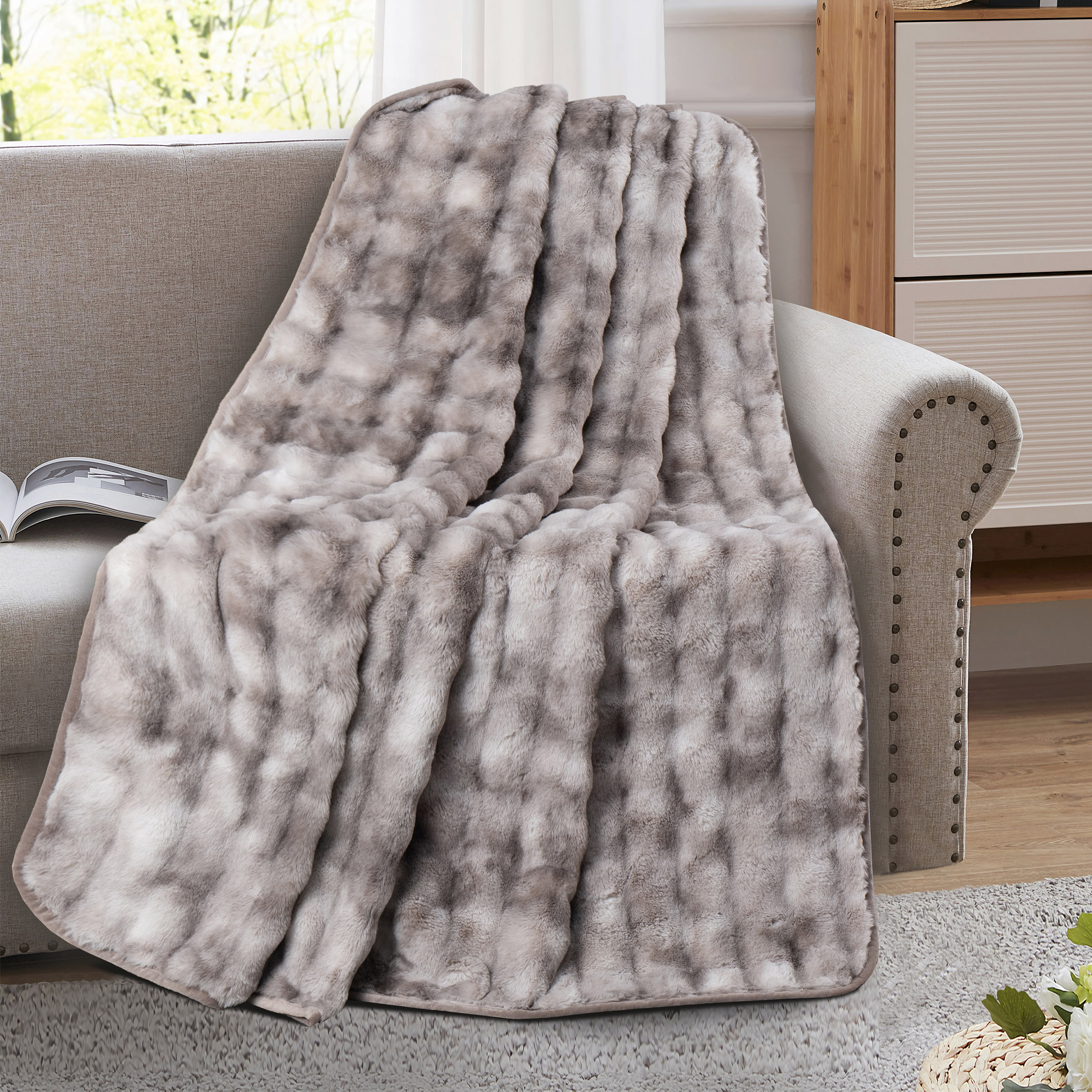 Brentwoof Oversized Waterproof Pet Blanket and Furniture Protector  Bubble Fur