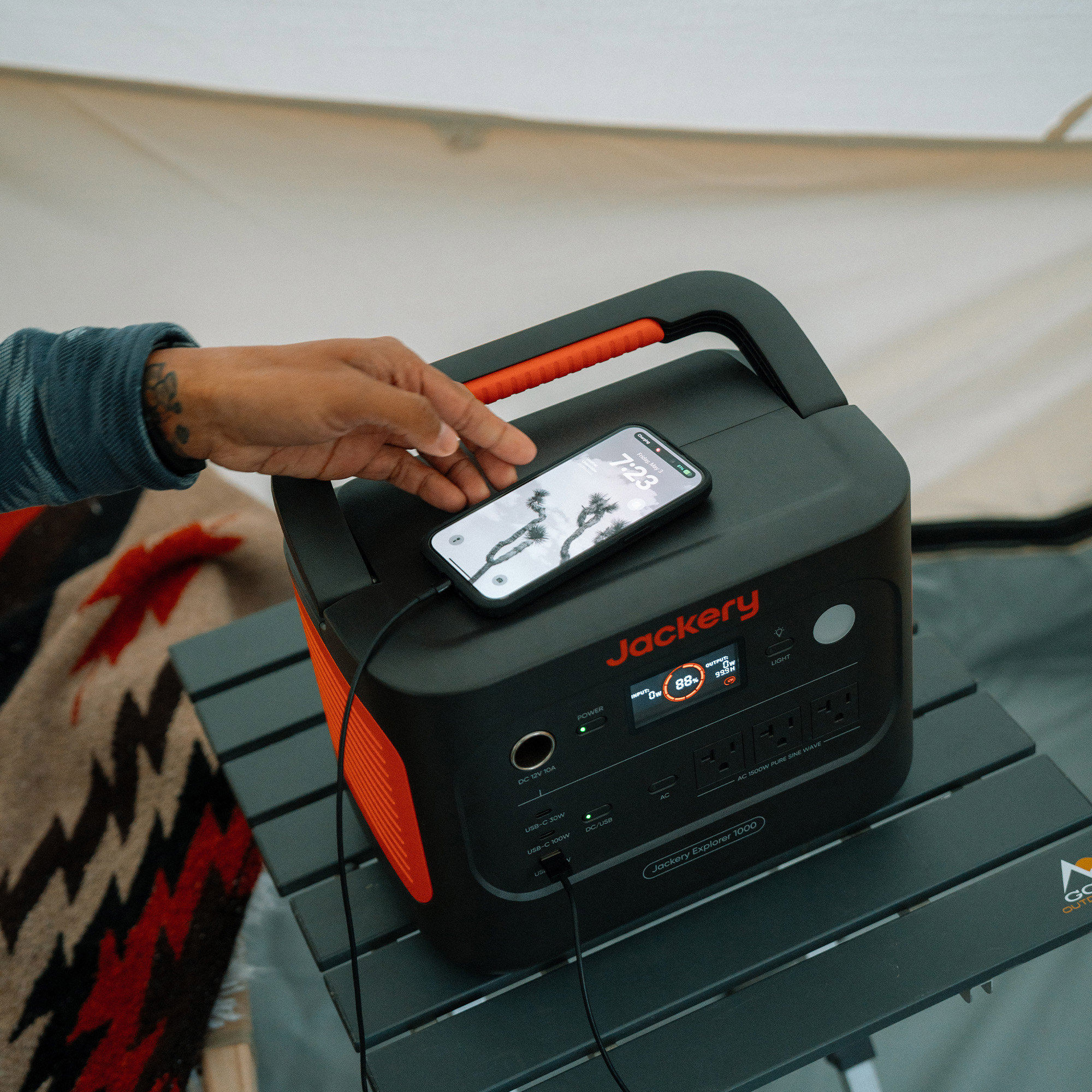 Jackery Explorer 1000 Power Station + SolarSaga 100W mini | Costco