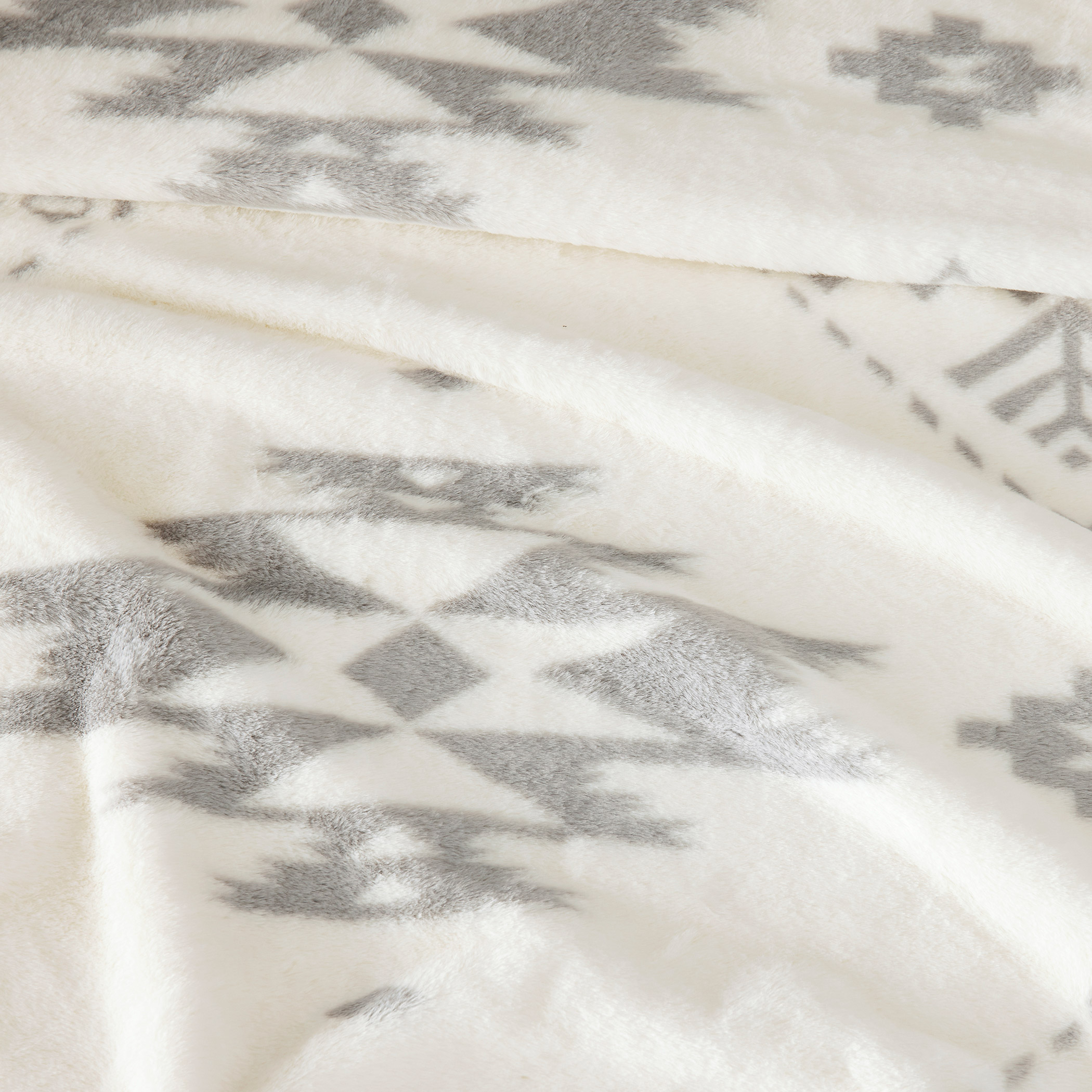 Pendleton Faux Fur Luxe Blanket | Costco