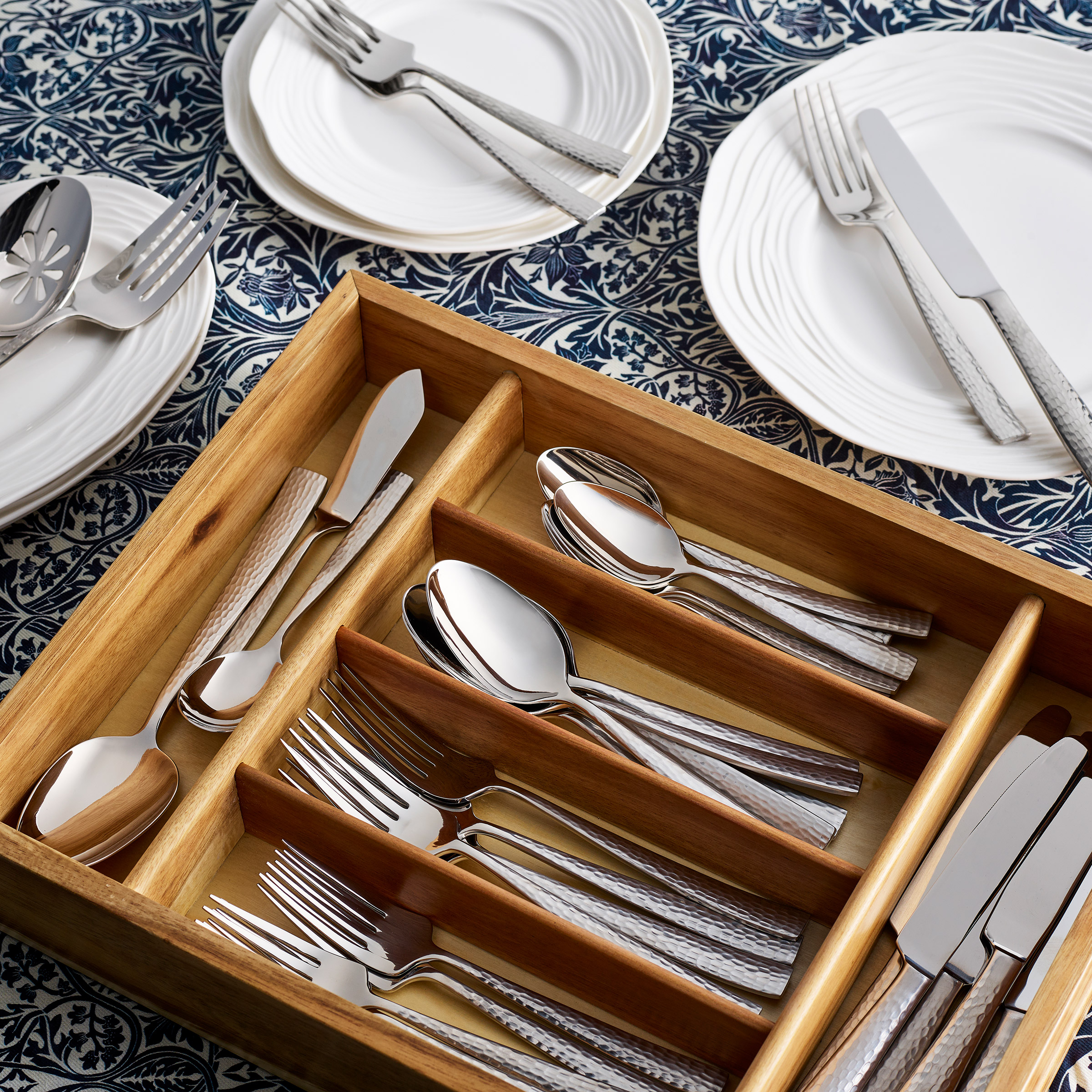 K.C. 　　テオリッタ　７個セット Mikasa Oliver Satin 45-piece Flatware with 6-Slot Acacia Caddy
