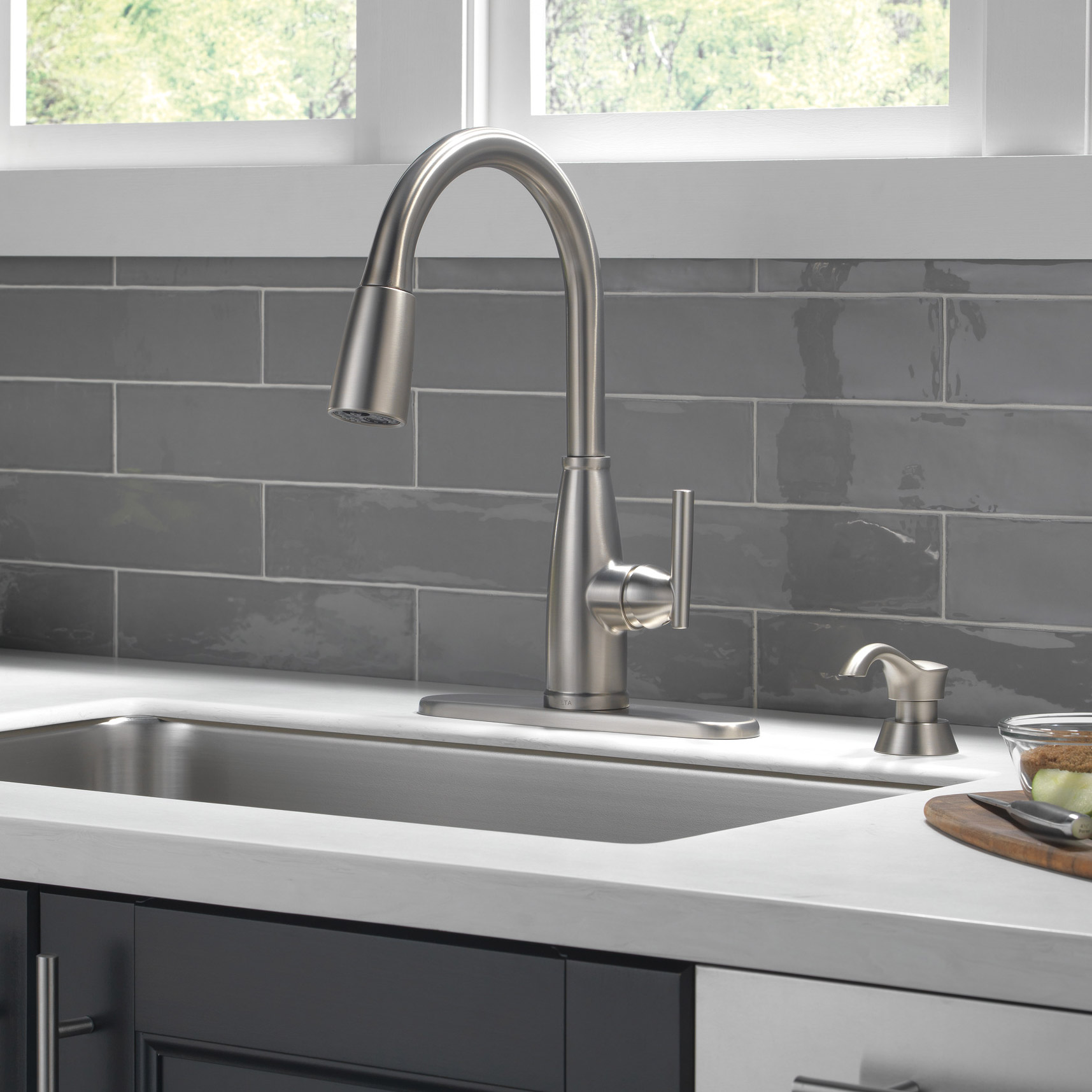 Delta Varos Single Handle Pull-Down Kitchen Faucet