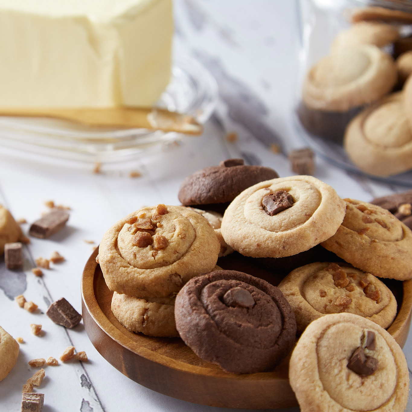 Mary Macleod's Embossed Jar Tins with a Variety of Shortbread Cookies ...