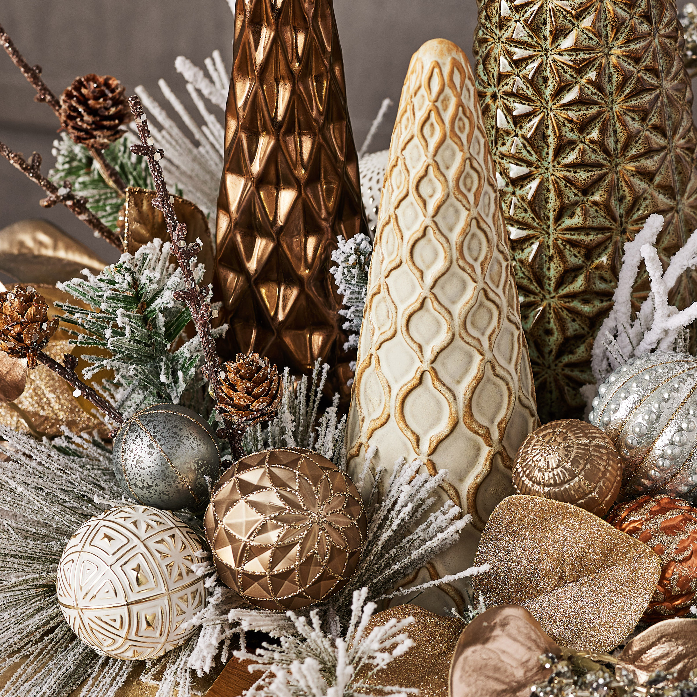 Holiday Centerpiece with LED lights (white/gold) | Costco