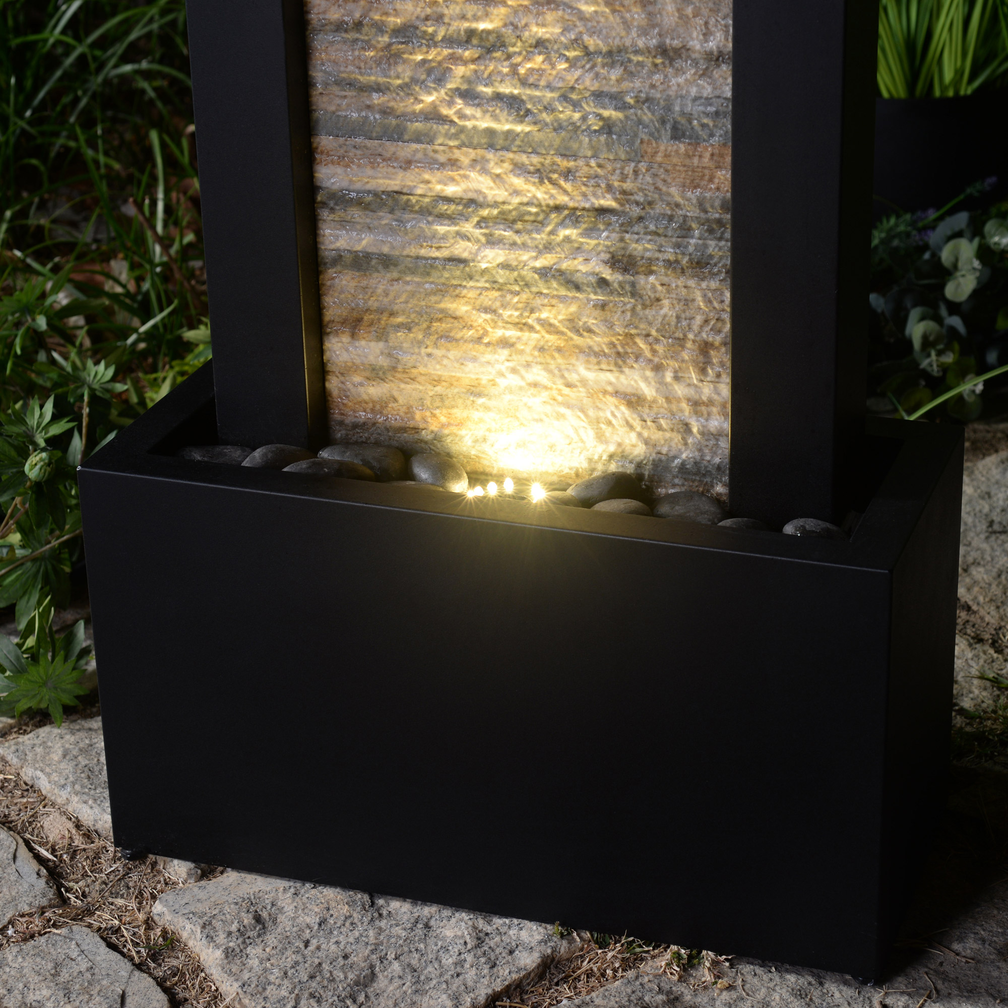 Fontaine en métal zen polyvalente avec accent en brique de pierre