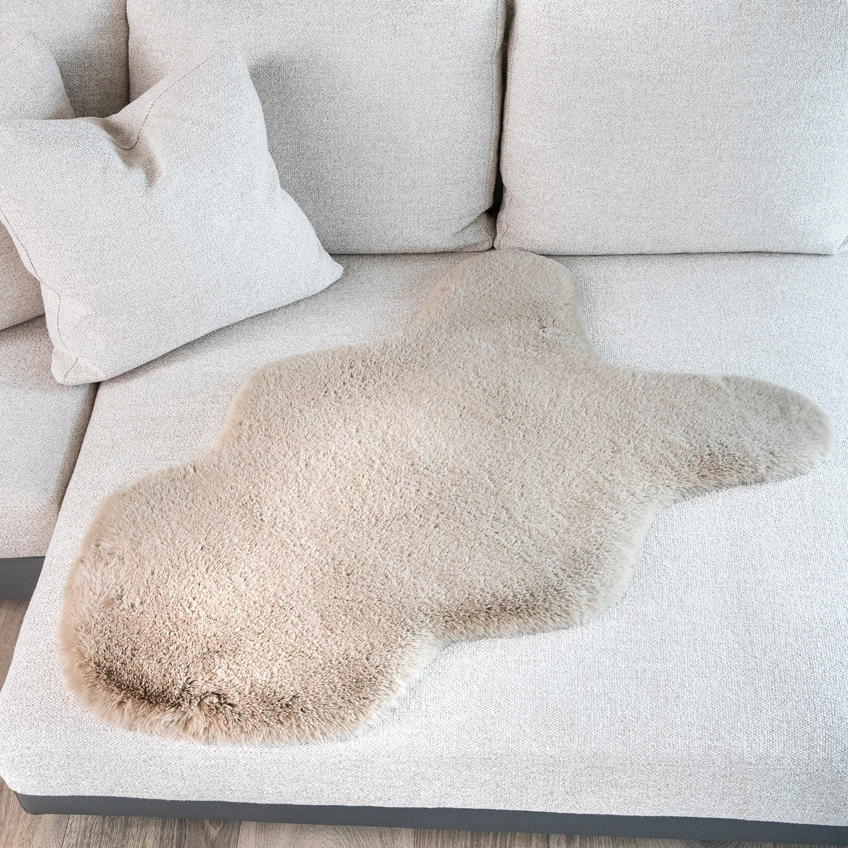 Mon Château Single Faux Fur Rug