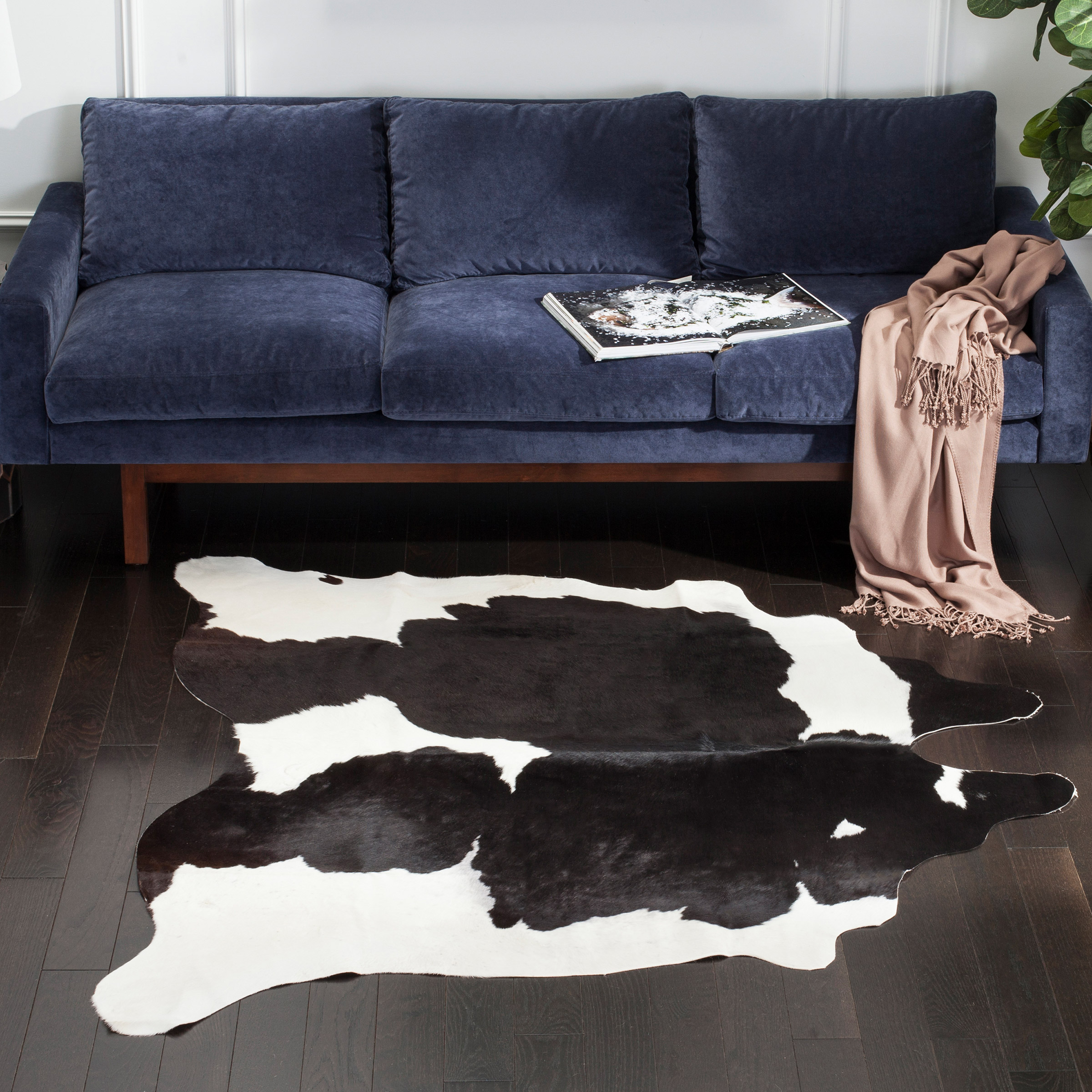 Safavieh Black and White Cowhide Indoor Rug