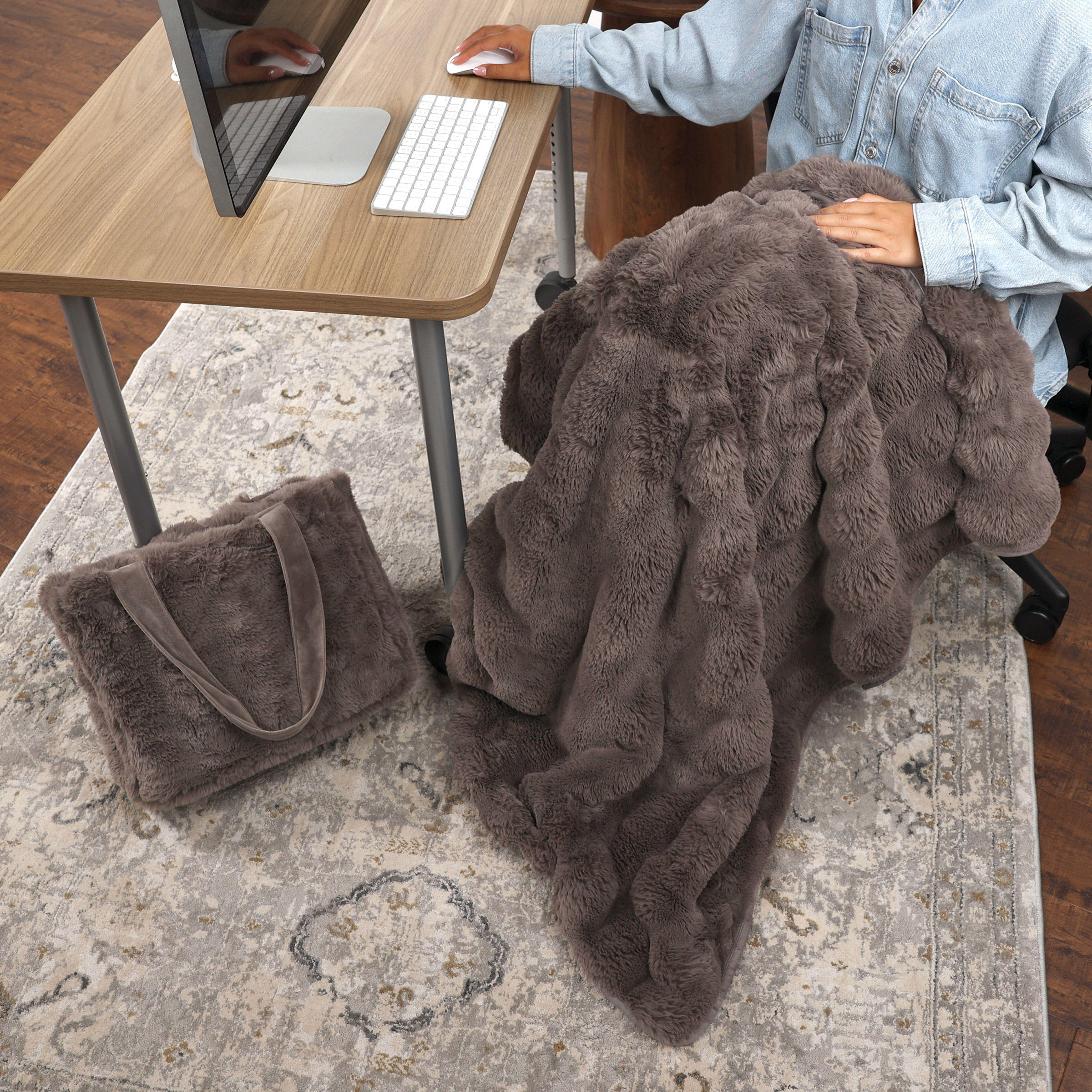 Life Comfort Fur Tote Bag & Travel Blanket Set