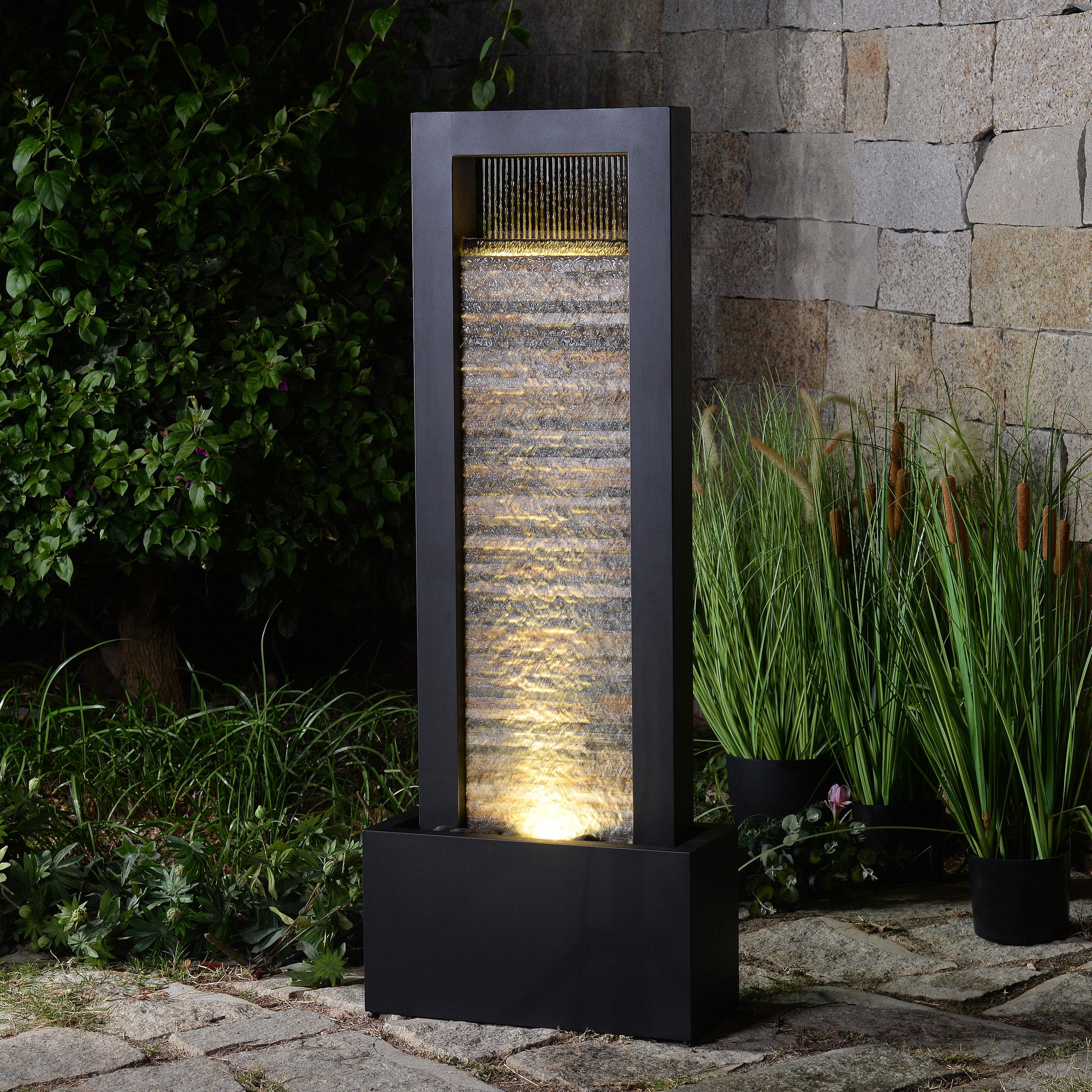 Fontaine en métal zen polyvalente avec accent en brique de pierre