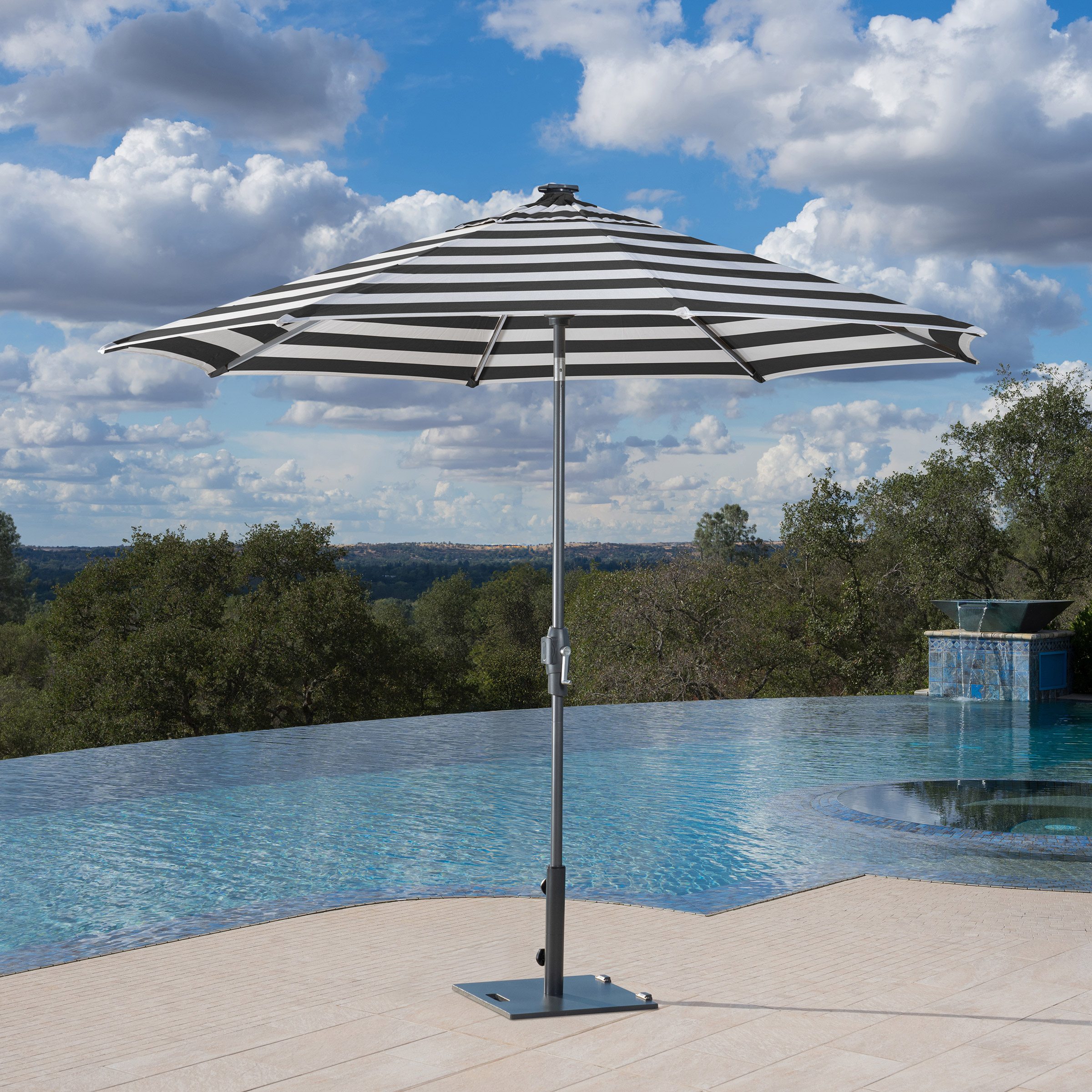 【店頭引き取り限定】Sunvilla 10フィート ラウンド ソーラー LED マーケット アンブレラ Sunvilla 10' Round Solar LED Market Umbrella | Costco