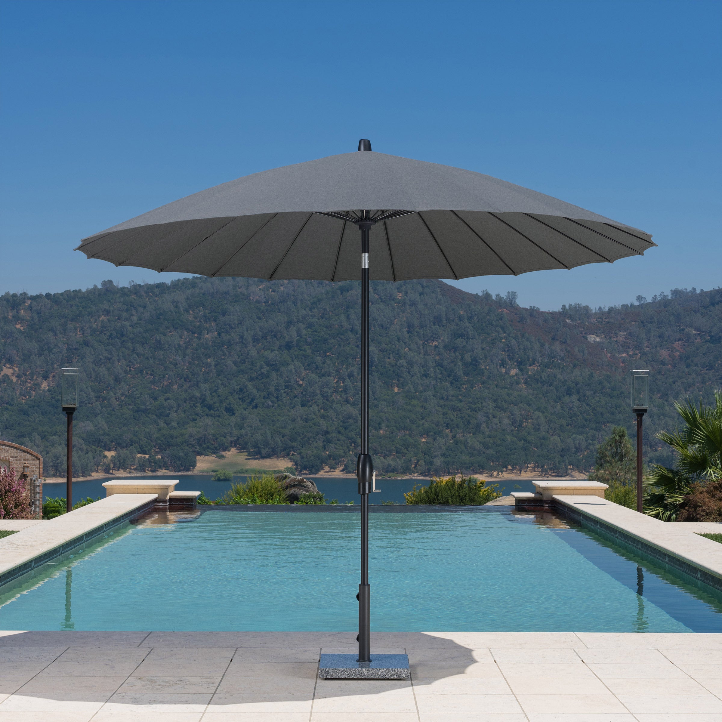 新品Sunvilla 10 'ラウンドソーラーLEDマーケットアンブレラグレー系 SunVilla 10' Round Modern Fiberglass Market Umbrella | Costco