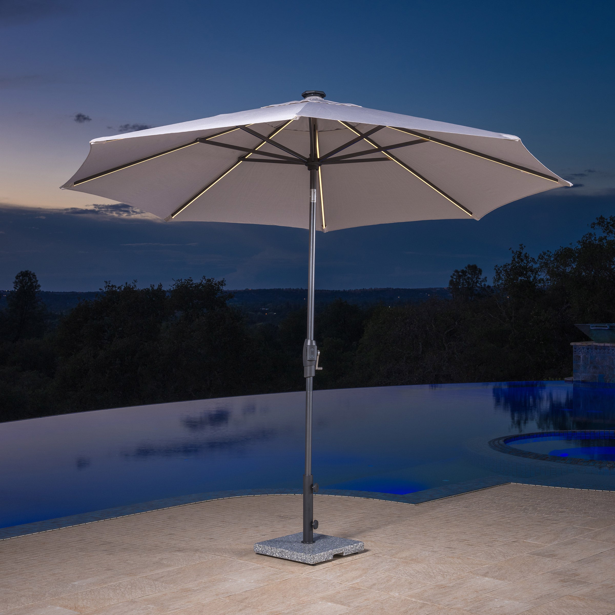 【店頭引き取り限定】Sunvilla 10フィート ラウンド ソーラー LED マーケット アンブレラ Sunvilla 10' Round Solar LED Market Umbrella | Costco